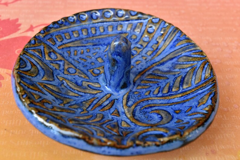 Ring holder. Ring dish. Blue ring holder. Damask ring holder. Ring tower plate. Plate for rings. Ring plate. Paisley design ring holder.