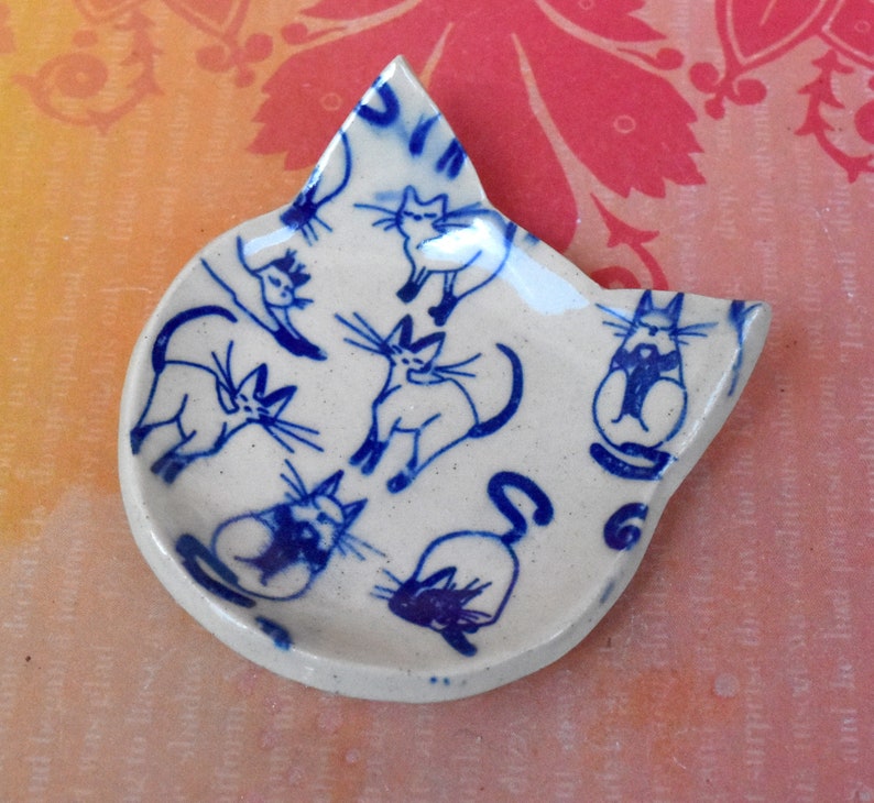 Cat bowl. BLUE Teeny tiny cat dish. Ring holder. Cat ring bowl. Tea spoon rest. Kitty spoon rest. Ceramic cat ring dish. Gift for her.