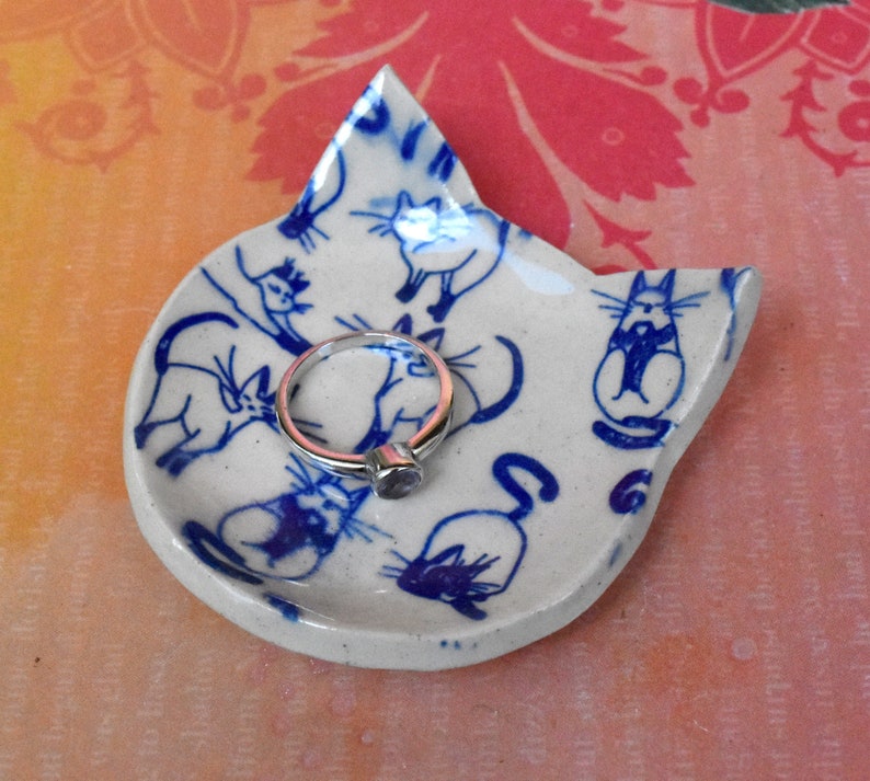 Cat bowl. BLUE Teeny tiny cat dish. Ring holder. Cat ring bowl. Tea spoon rest. Kitty spoon rest. Ceramic cat ring dish. Gift for her.