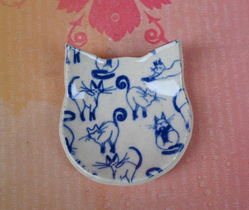 Cat bowl. BLUE Teeny tiny cat dish. Ring holder. Cat ring bowl. Tea spoon rest. Kitty spoon rest. Ceramic cat ring dish. Gift for her.