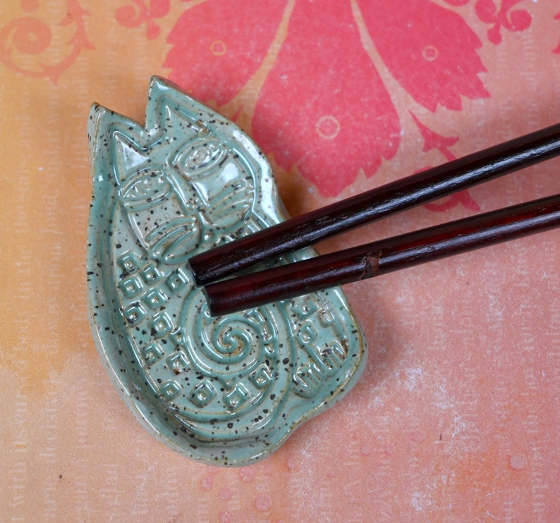 Teeny tiny cat ring holder. Ring holder. Teaspoon rest. Coffee spoon rest. Pill holder. Party favors. Chopstick rest.
