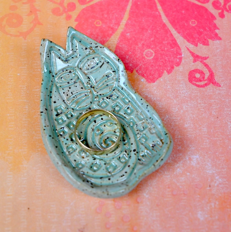 Teeny tiny cat ring holder. Ring holder. Teaspoon rest. Coffee spoon rest. Pill holder. Party favors. Chopstick rest.