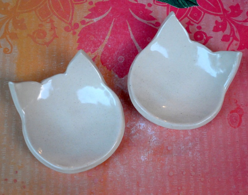 Cat ring holder. Teeny tiny cat dish. Ring holder. Cat teaspoon rest. Spoon rest. Coffee spoon rest. Pill holder. Halloween spoon rest