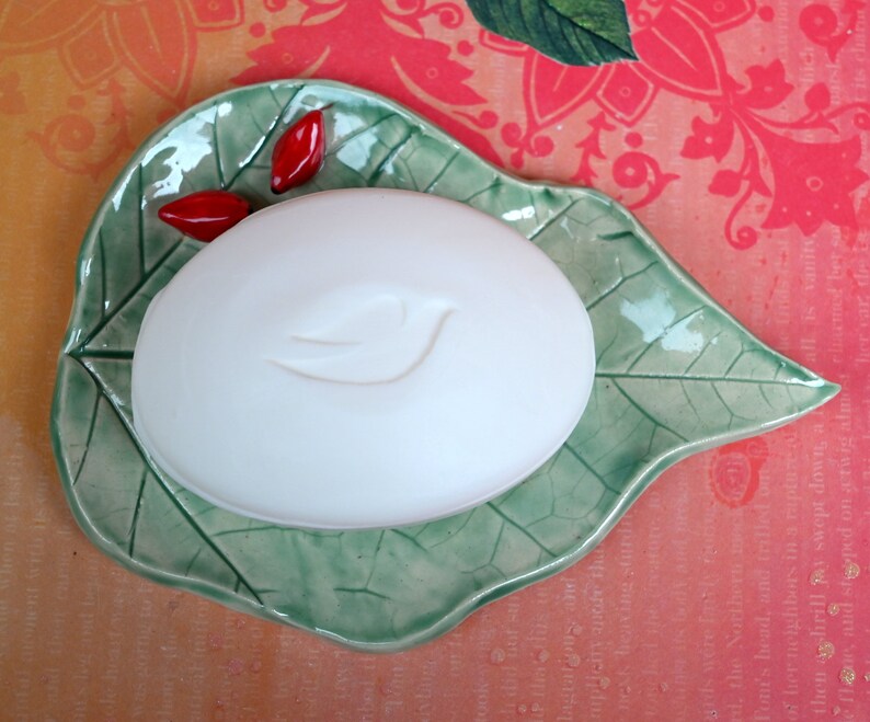 Love birds leaf spoon rest. Red Cardinal dish. Spoon holder. Leaf soap holder. Leaf soap holder. Leaf jewelry holder. Tea bag holder
