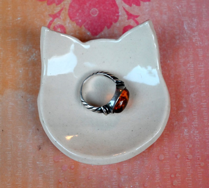 Cat ring holder. Teeny tiny cat dish. Ring holder. Cat teaspoon rest. Spoon rest. Coffee spoon rest. Pill holder. Halloween spoon rest
