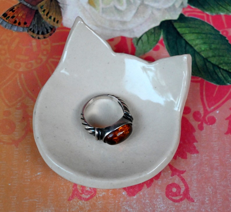 Cat ring holder. Teeny tiny cat dish. Ring holder. Cat teaspoon rest. Spoon rest. Coffee spoon rest. Pill holder. Halloween spoon rest