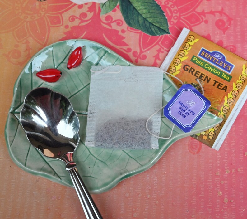 Love birds leaf spoon rest. Red Cardinal dish. Spoon holder. Leaf soap holder. Leaf soap holder. Leaf jewelry holder. Tea bag holder