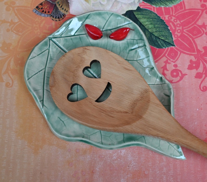 Love birds leaf spoon rest. Red Cardinal dish. Spoon holder. Leaf soap holder. Leaf soap holder. Leaf jewelry holder. Tea bag holder