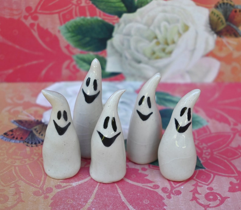 Ceramic ghost. One ghost figurine. Miniature ghost ring holder. Halloween figurine. Halloween decoration. Ring holder. Happy ghost figurine.