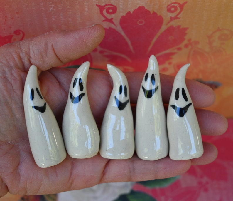 Ceramic ghost. One ghost figurine. Miniature ghost ring holder. Halloween figurine. Halloween decoration. Ring holder. Happy ghost figurine.