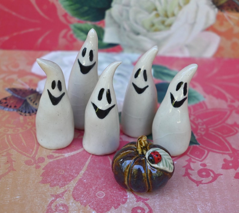 Ceramic ghost. One ghost figurine. Miniature ghost ring holder. Halloween figurine. Halloween decoration. Ring holder. Happy ghost figurine.