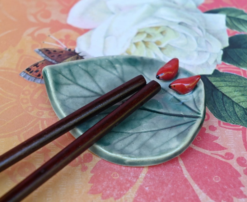 Red Cardinals ring holder. Teeny Leaf with cardinals. Harvest decoration. Coffee spoon rest. Teaspoon rest. Chopstick rest. Pill holder