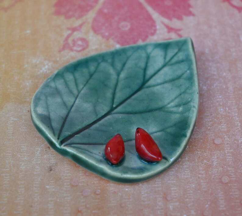 Red Cardinals ring holder. Teeny Leaf with cardinals. Harvest decoration. Coffee spoon rest. Teaspoon rest. Chopstick rest. Pill holder