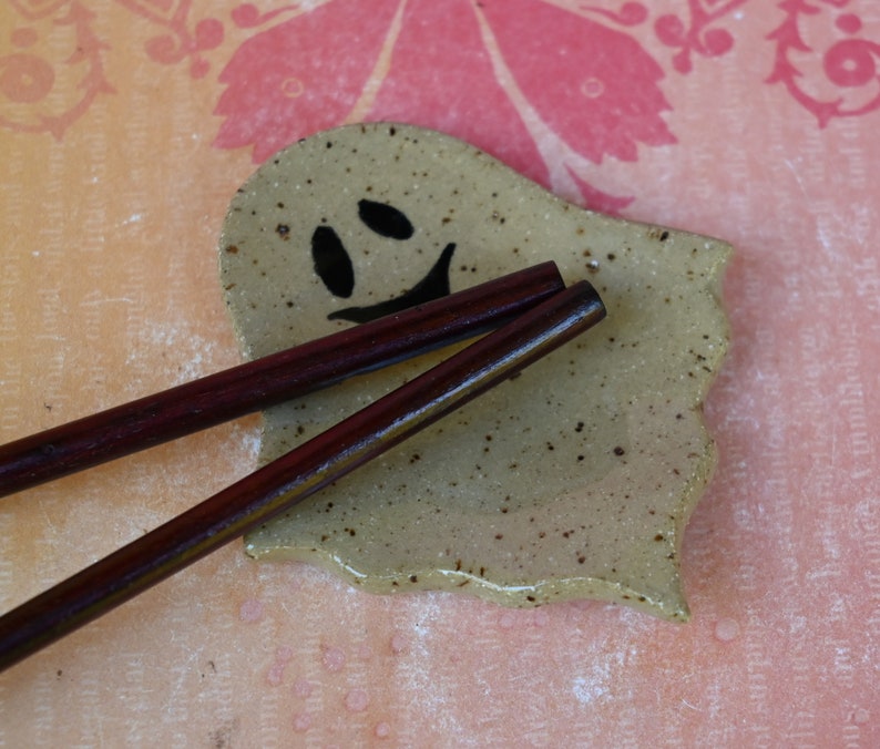 Spooky ring holder. Ghost teaspoon rest. Tea bag rest. Halloween decoration. Halloween trinket dish. Pill holder. Spooky tea light holder.
