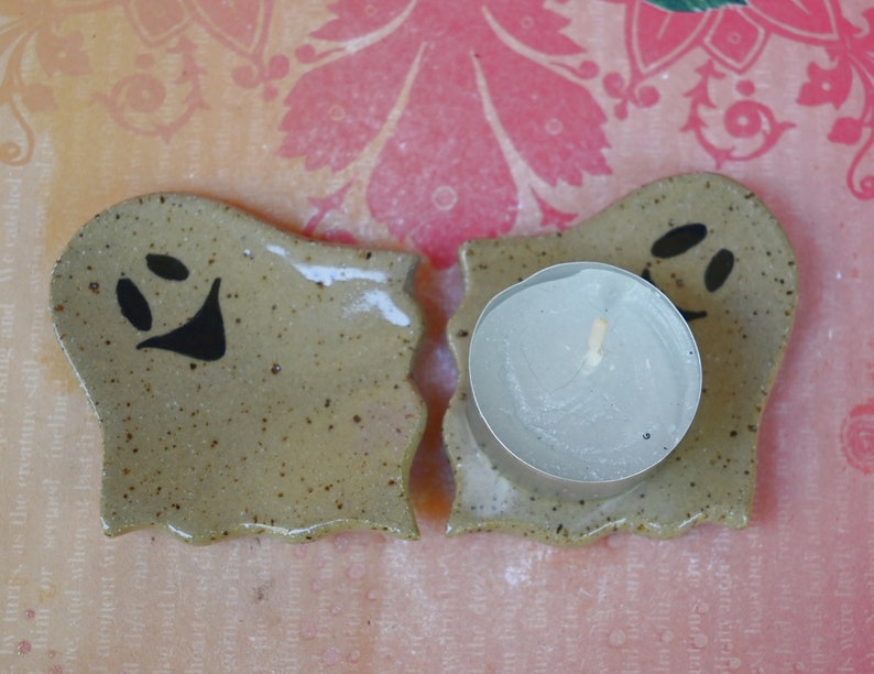 Spooky ring holder. Ghost teaspoon rest. Tea bag rest. Halloween decoration. Halloween trinket dish. Pill holder. Spooky tea light holder.