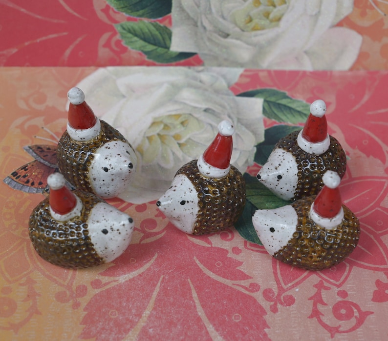 Hedgehog figurine. ONE Santa hedgehog. Ceramic hedgehog. Miniature Christmas hedgehog. Hand sculpted hand painted hedgehog. Xmas hedgehog