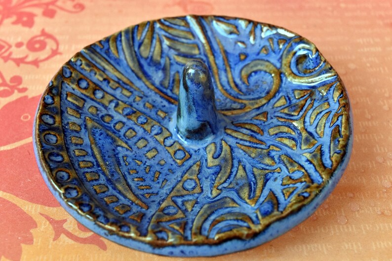 Ring holder. Ring dish. Blue ring holder. Damask ring holder. Ring tower plate. Plate for rings. Ring plate. Paisley design ring holder.