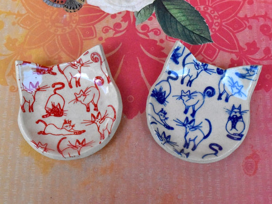 Cat bowl. BLUE Teeny tiny cat dish. Ring holder. Cat ring bowl. Tea spoon rest. Kitty spoon rest. Ceramic cat ring dish. Gift for her.