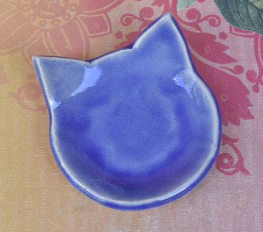 Cat ring holder. Teeny tiny cat dish. Ring holder. Teaspoon rest. Coffee spoon rest. Chopstick rest. Pill holder. Tea light holder