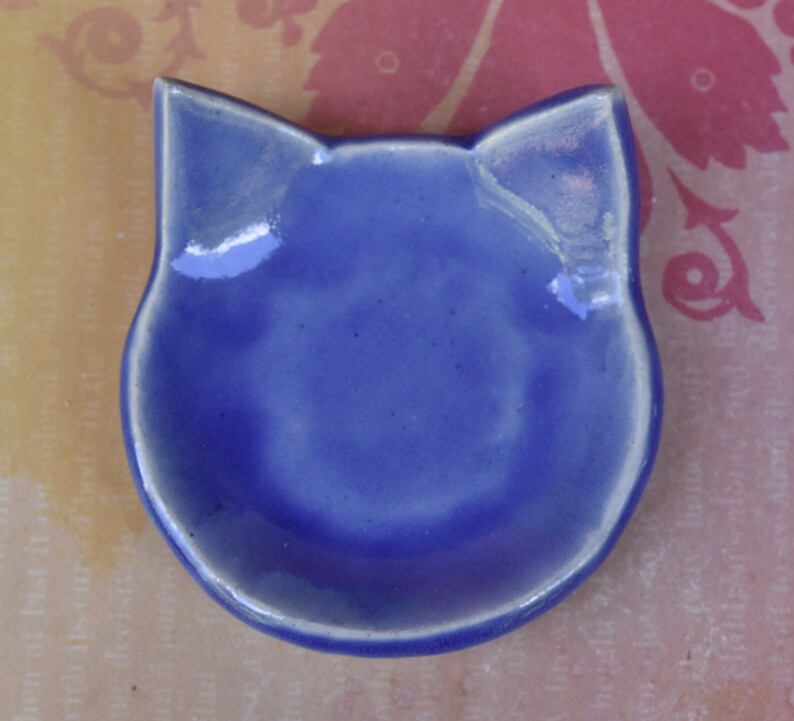 Cat ring holder. Teeny tiny cat dish. Ring holder. Teaspoon rest. Coffee spoon rest. Chopstick rest. Pill holder. Tea light holder
