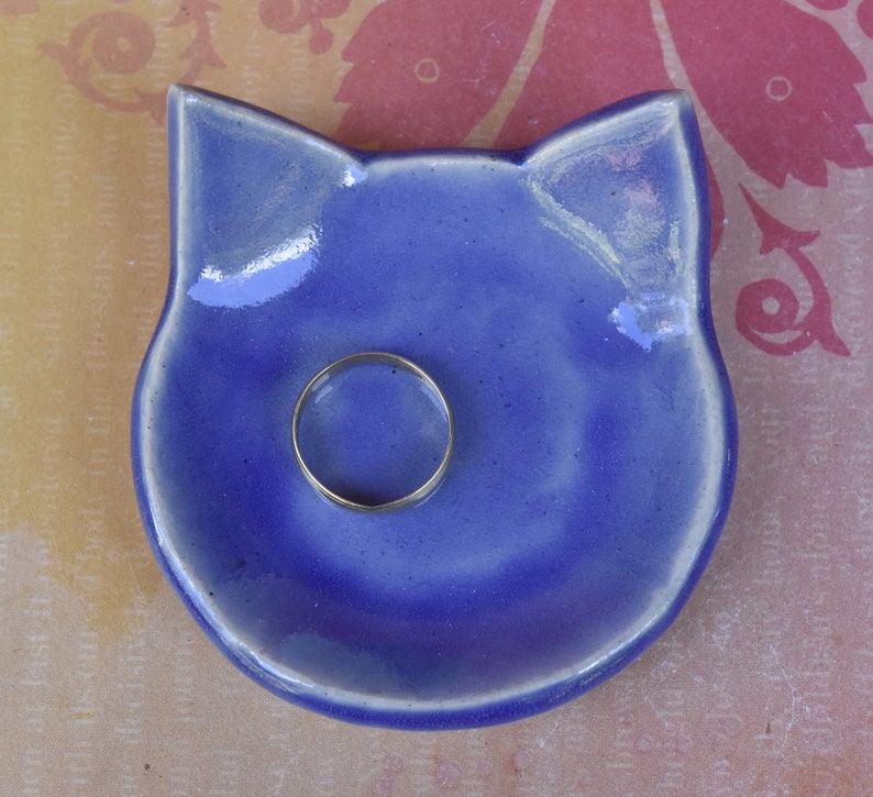 Cat ring holder. Teeny tiny cat dish. Ring holder. Teaspoon rest. Coffee spoon rest. Chopstick rest. Pill holder. Tea light holder