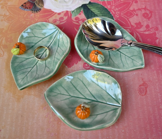 Pumpkin teaspoon rest. Ring holder. Leaf with pumpkin. Harvest decoration. Thanksgiving decoration. Knife rest. Pill holder. Chopstick rest