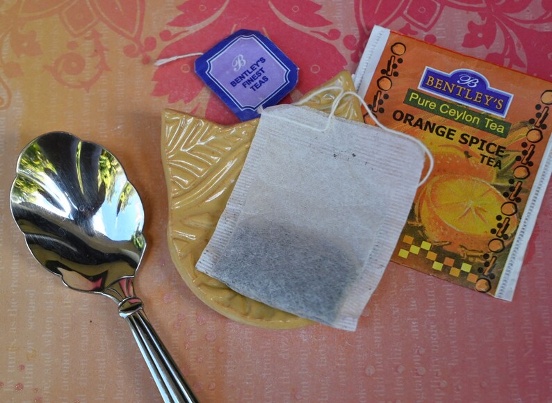 Cat ring holder. Teeny tiny cat dish. Ring holder. Teaspoon rest. Coffee spoon rest. Chopstick rest. Pill holder. Tea light holder