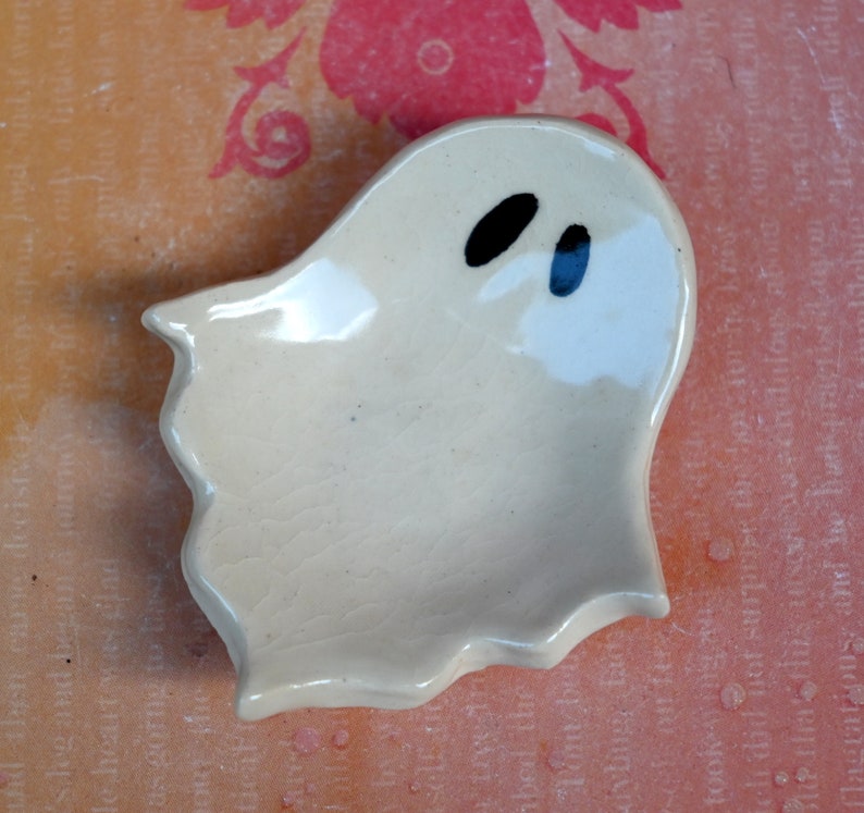 Spooky ring holder. Ghost teaspoon rest. Tea bag rest. Halloween decoration. Halloween trinket dish. Pill holder. Spooky tea light holder.