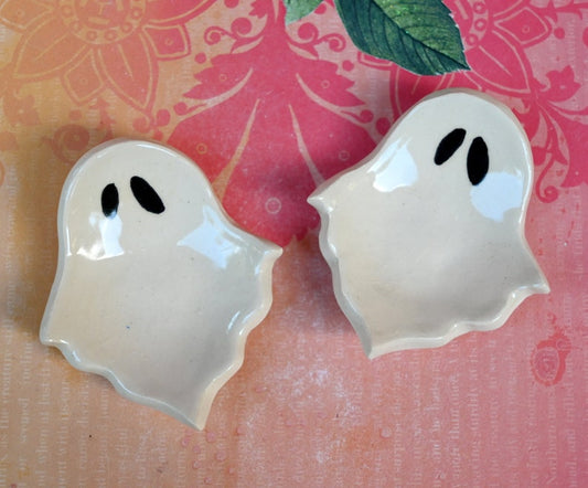 Spooky ring holder. Ghost teaspoon rest. Tea bag rest. Halloween decoration. Halloween trinket dish. Pill holder. Spooky tea light holder.