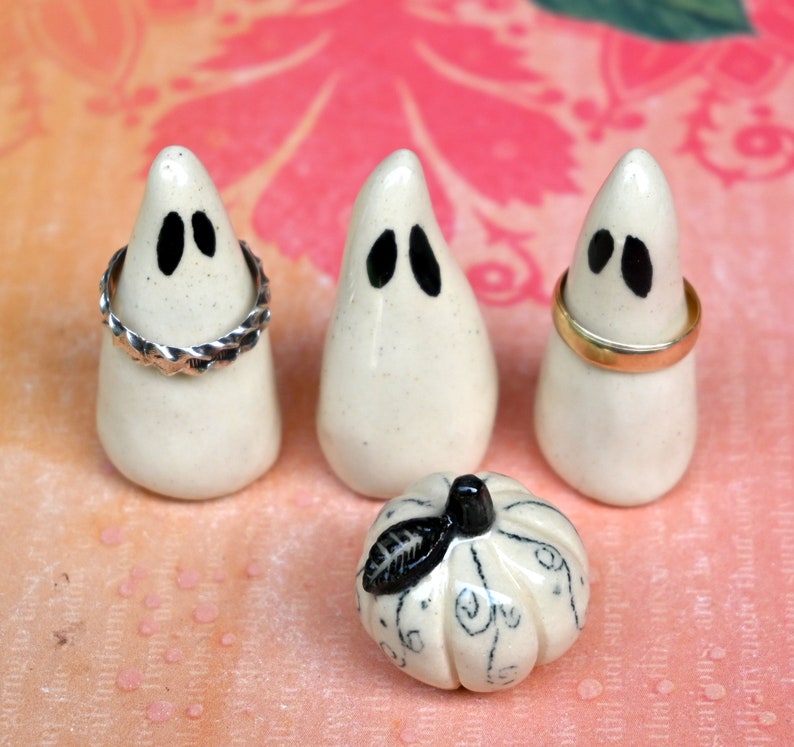 Ceramic ghost. One ghost figurine. Miniature ghost ring holder. Halloween figurine. Halloween decoration. Ring holder. Ghost figurine.