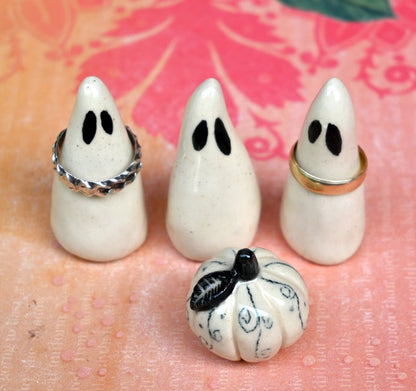 Ceramic ghost. One ghost figurine. Miniature ghost ring holder. Halloween figurine. Halloween decoration. Ring holder. Ghost figurine.