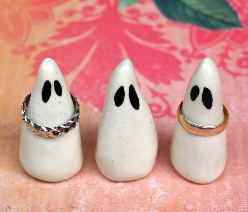 Ceramic ghost. One ghost figurine. Miniature ghost ring holder. Halloween figurine. Halloween decoration. Ring holder. Happy ghost figurine.