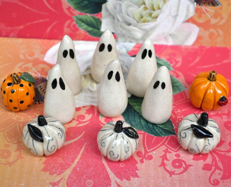 Ceramic ghost. One ghost figurine. Miniature ghost ring holder. Halloween figurine. Halloween decoration. Ring holder. Ghost figurine.