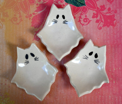 Spooky ring holder. Cat ghost teaspoon rest. Tea bag rest. Halloween decoration. Halloween trinket dish. Pill holder. Tea light holder.
