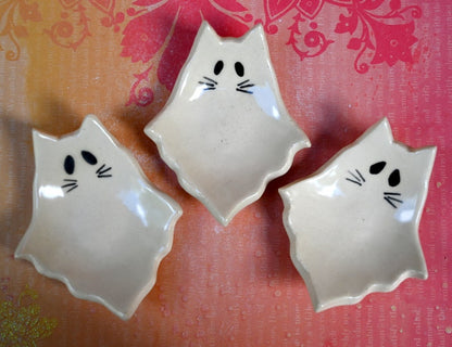 Spooky ring holder. Cat ghost teaspoon rest. Tea bag rest. Halloween decoration. Halloween trinket dish. Pill holder. Tea light holder.