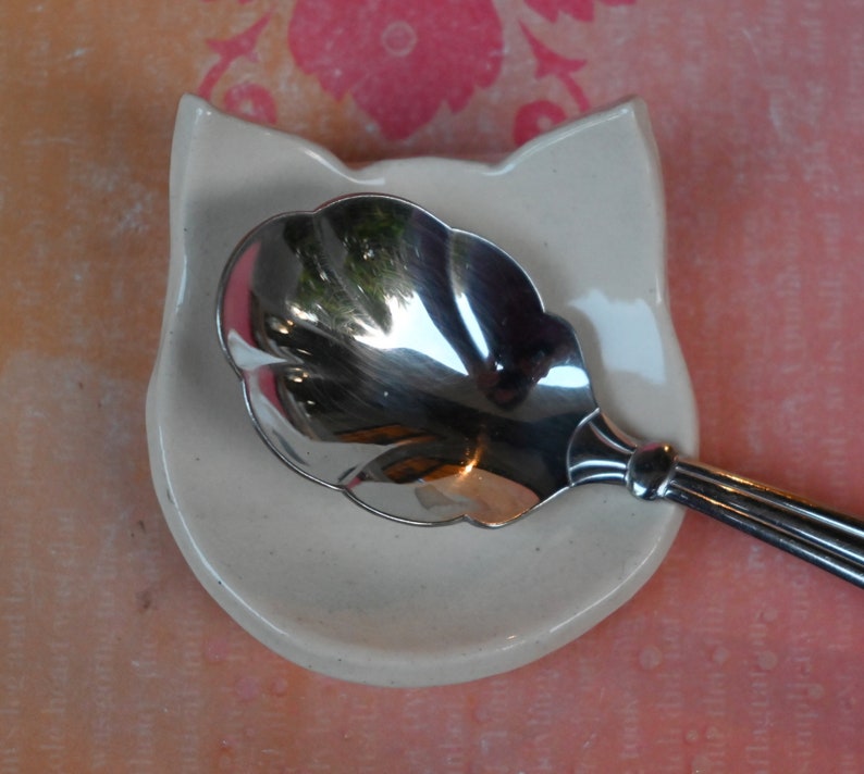 Cat ring holder. Teeny tiny cat dish. Ring holder. Cat teaspoon rest. Spoon rest. Coffee spoon rest. Pill holder. Halloween spoon rest