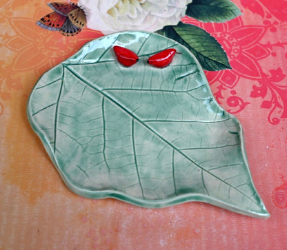 Love birds leaf spoon rest. Red Cardinal dish. Spoon holder. Leaf soap holder. Leaf soap holder. Leaf jewelry holder. Tea bag holder