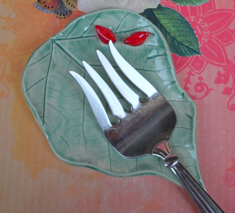 Love birds leaf spoon rest. Red Cardinal dish. Spoon holder. Leaf soap holder. Leaf soap holder. Leaf jewelry holder. Tea bag holder