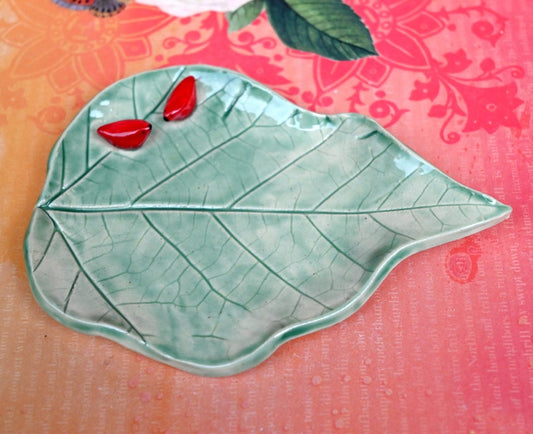 Love birds leaf spoon rest. Red Cardinal dish. Spoon holder. Leaf soap holder. Leaf soap holder. Leaf jewelry holder. Tea bag holder