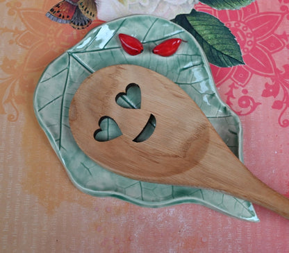 Love birds leaf spoon rest. Red Cardinal dish. Spoon holder. Leaf soap holder. Leaf soap holder. Leaf jewelry holder. Tea bag holder
