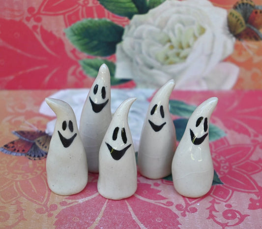 Ceramic ghost. One ghost figurine. Miniature ghost ring holder. Halloween figurine. Halloween decoration. Ring holder. Happy ghost figurine.