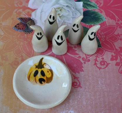 Ceramic ghost. One ghost figurine. Miniature ghost ring holder. Halloween figurine. Halloween decoration. Ring holder. Happy ghost figurine.