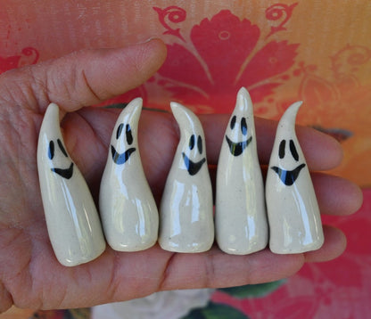 Ceramic ghost. One ghost figurine. Miniature ghost ring holder. Halloween figurine. Halloween decoration. Ring holder. Happy ghost figurine.