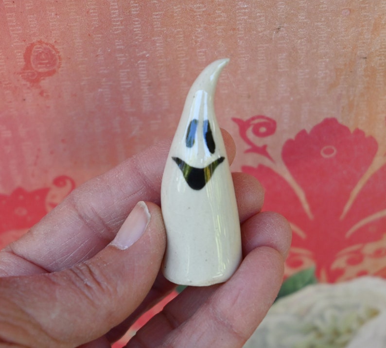 Ceramic ghost. One ghost figurine. Miniature ghost ring holder. Halloween figurine. Halloween decoration. Ring holder. Happy ghost figurine.