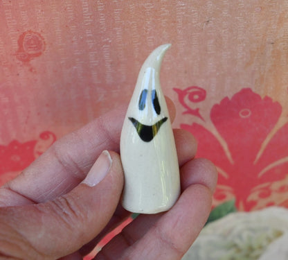 Ceramic ghost. One ghost figurine. Miniature ghost ring holder. Halloween figurine. Halloween decoration. Ring holder. Happy ghost figurine.