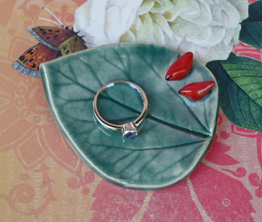 Red Cardinals ring holder. Teeny Leaf with cardinals. Harvest decoration. Coffee spoon rest. Teaspoon rest. Chopstick rest. Pill holder
