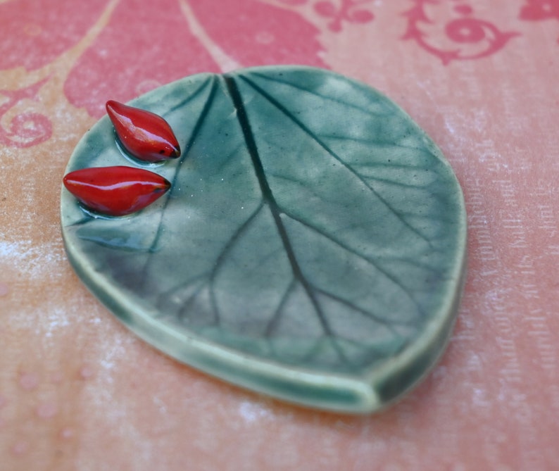 Red Cardinals ring holder. Teeny Leaf with cardinals. Harvest decoration. Coffee spoon rest. Teaspoon rest. Chopstick rest. Pill holder