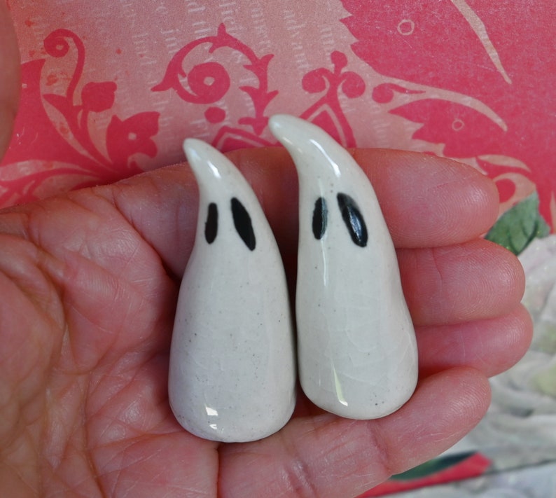 Ceramic ghost. One ghost figurine. Miniature ghost ring holder. Halloween figurine. Halloween decoration. Ring holder. Ghost figurine.