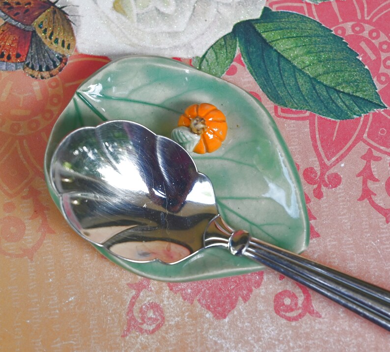 Pumpkin teaspoon rest. Ring holder. Leaf with pumpkin. Harvest decoration. Thanksgiving decoration. Knife rest. Pill holder. Chopstick rest