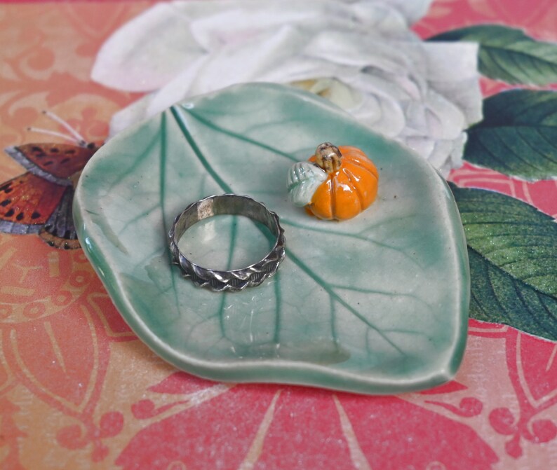 Pumpkin teaspoon rest. Ring holder. Leaf with pumpkin. Harvest decoration. Thanksgiving decoration. Knife rest. Pill holder. Chopstick rest